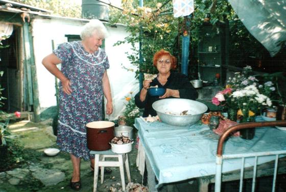 Галина Ивановна (справа) за сортировкой грибов во дворе гурзуфского дома. Осень 1996 г. На первом плане - спинка кровати, на которой Евгений Петрович провёл последние дни жизни