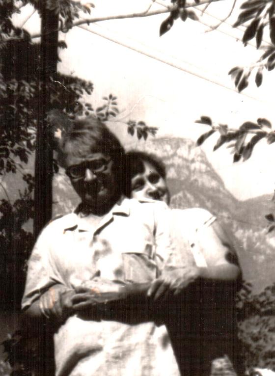 С женой Галиной Ивановной на фоне горы Авунда. Гурзуфский двор дома на Садовой. Начало 1980-х годов.