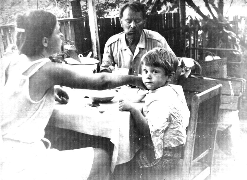 Обед с невесткой Ириной и внуком Арсением во дворе дома на Садовой