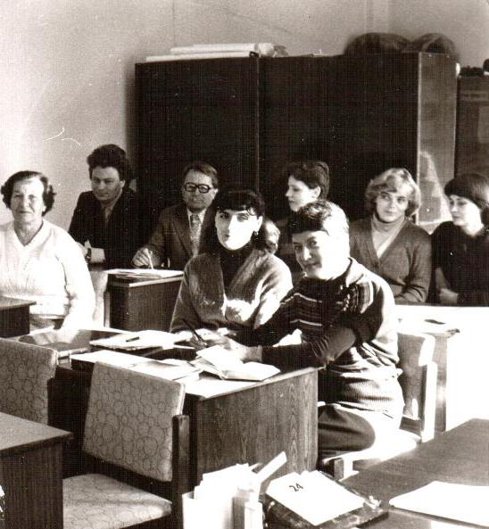 Заседание кафедры литературы Липецкого педагогического института, сентябрь 1983 г. Е.П. Барышников - второй слева в последнем ряду